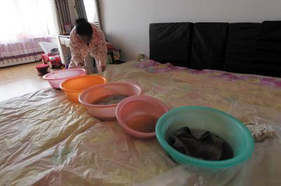 五指山楼上漏水，住户失联，小区没物管，业主维权难！律师来支招……